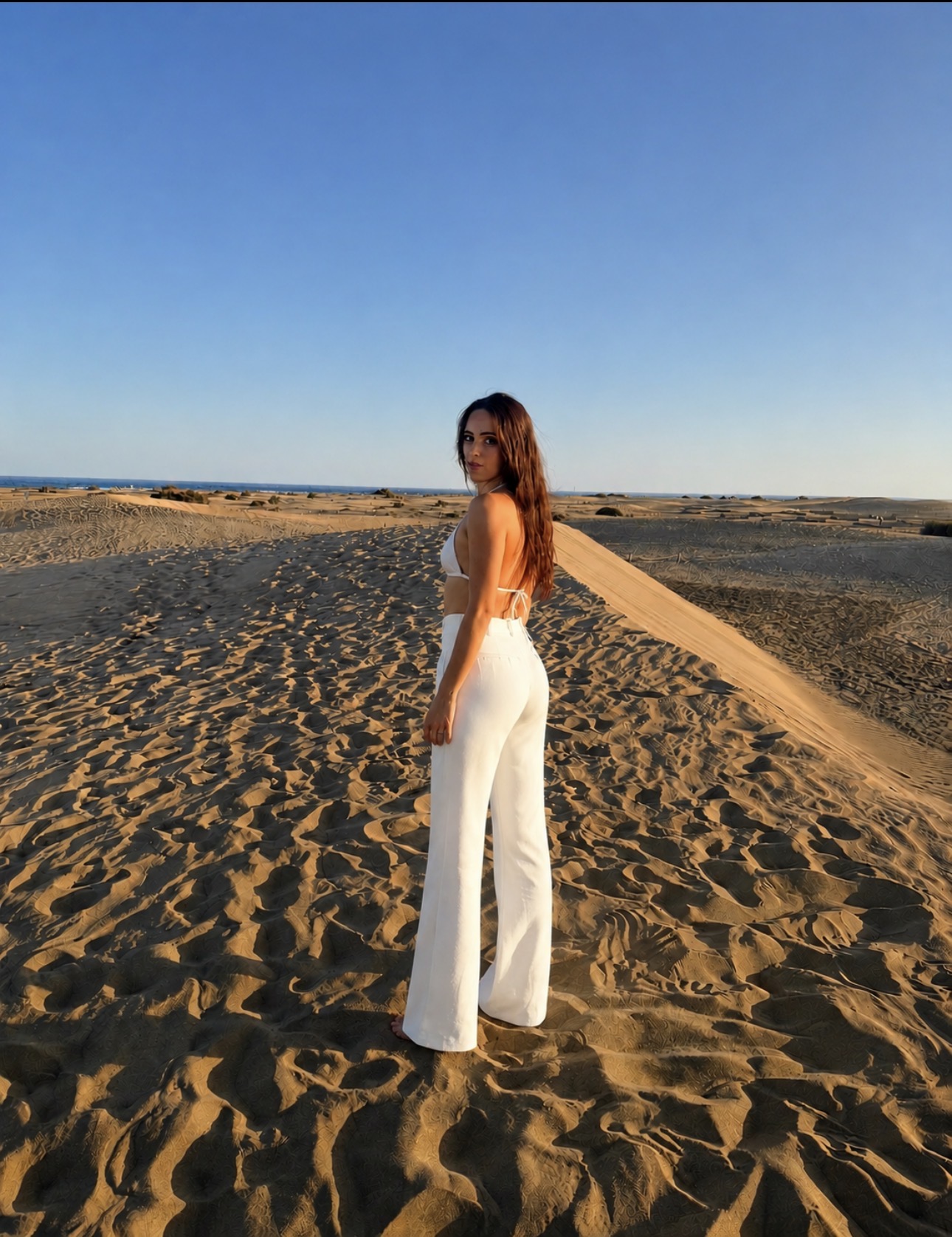 Martina Schirripa nel deserto in total white